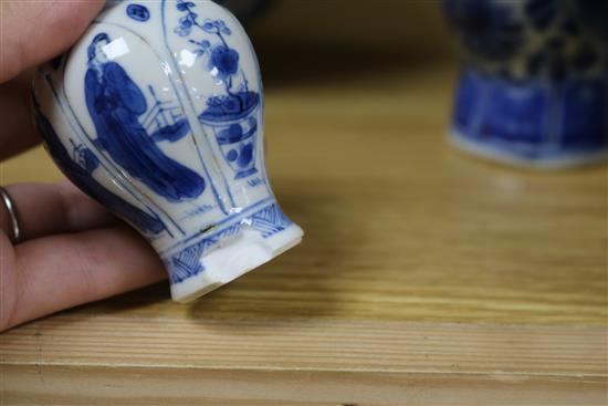 A blue and white Chinese moonflask vase, 18th/19th century, bowl and two vases H.19.5cm